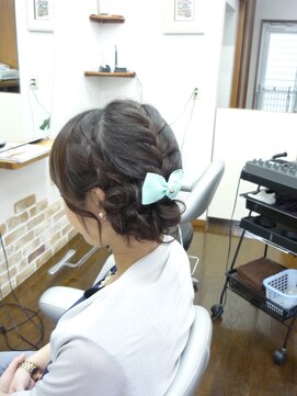 エイチワイヘアーデザイン(HY hair design) 編み込みアレンジ・飾りリボン