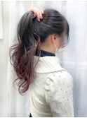 ピンクグラデーションのロングポニーテール　おくれ毛