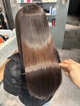 ダメージの少ないブリーチ技術と流行りのカット、髪に'艶'や'まとまり'を与える髪質改善の豊富さが特徴！