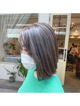 マウロア(MAULOA) “ふんわりボブ スモーキーベージュ”中西英美子