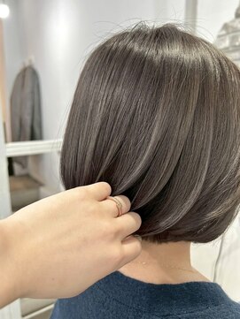 クロト(Clotho) ハイライトカラーシアーグレージュ/ブリーチ白髪ぼかし