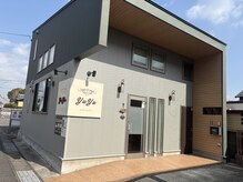 ヘアーサロン ユユ(HAIR SALON YuYu)の雰囲気(カワイイロゴのデザイン看板が目印☆駐車場は3台完備!!)