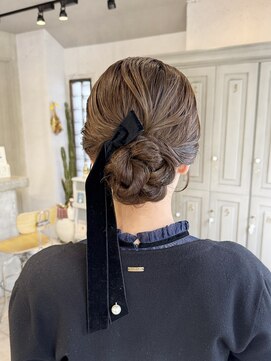 ユヌ(Une) 結婚式参列お呼ばれヘアセットシニヨンヘアアレンジお団子ヘアメ