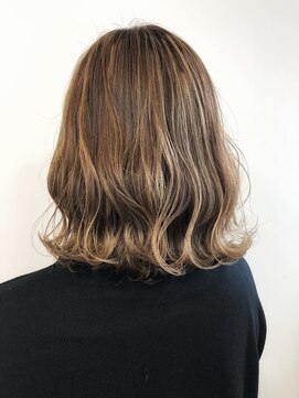 バズ ビー(BUZZ Bee) 【梅田】ハイライトカラー×ミルクティーベージュ