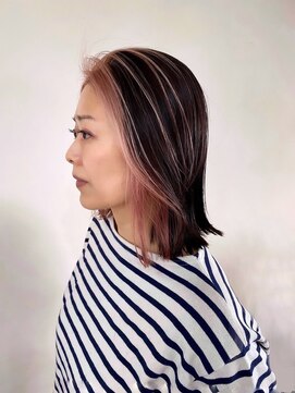 コニーズヘアサロン(Connie's Hair Salon) ダークベースに溶け込むやわらかピンクのフェイスフレーミング