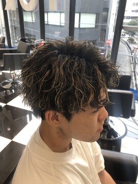 オーシャントーキョー(OCEAN TOKYO) ツイスパセンターパート(刈り上げツーブロック黒髪パーマ)