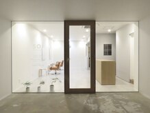 ソイ(soi)の雰囲気（白とウッド調をベースとした落ち着いた雰囲気のある店内◎）