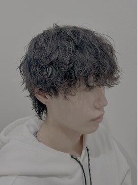 ヒュイル バイ ニアウ(Hwyl by Niau) 波巻きスパイラルパーマメンズカットツイストスパイラルパーマ