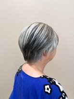 ウミト(Umito)&nbsp;グレイヘア×かっこいい大人ショート