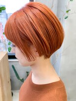 テトヘアー(teto hair) オレンジベージュ、ブリーチカラー、ショートボブ、耳掛け