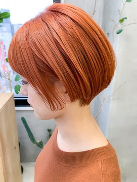 テトヘアー(teto hair) オレンジベージュ、ブリーチカラー、ショートボブ、耳掛け