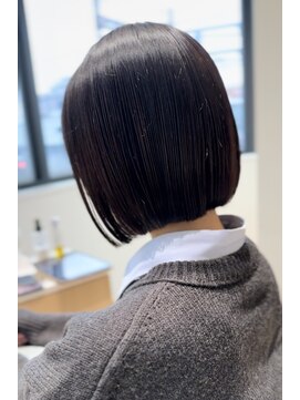 コンティロミー(CONTI ROMMY.) 切りっぱなしラインがオシャレ。首も綺麗に見える【ボブ】
