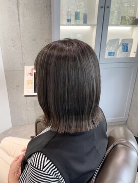 ロエ(loe) モスグレージュで大人のヌーディヘア。脱白髪染めハイライト