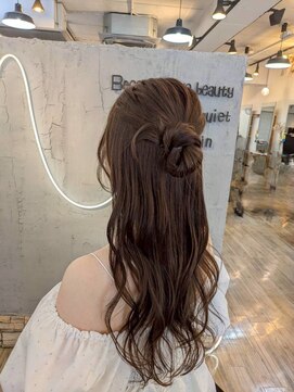 自然体で華やぐナチュラルカチモリのハーフアップ