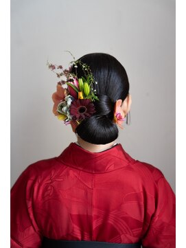 マルケ(marquer) シンプルシニヨン+生花が素敵なスタイル