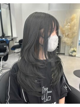 アルドーレフィエロ シンサイバシ(Ardore fiero shinsaibashi) ブリーチなしでできるグレーアッシュ☆レイヤー【小山田繭】