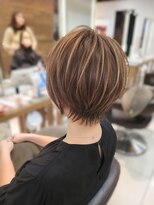ロハスバイケンジ(LOHAS by KENJE) 都内じゃなくても出来る白髪ぼかしくびれショート