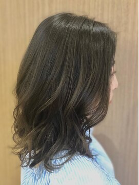 イノセント(innocent) ナチュラルなトーンのスモーキーベージュ