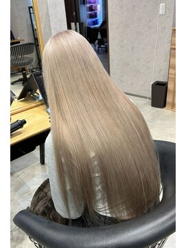 クオン 伊勢崎(QUON.) ホワイトカラー/ベージュ/ブリーチ