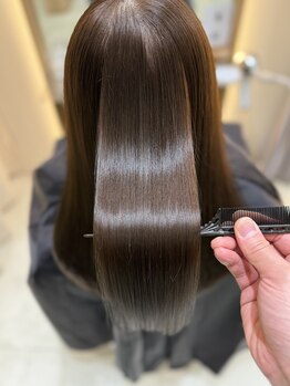 シーア(ciia)の写真/うねりもパサつきも、なめらかな指通りへ。酸性ストレートで叶える"地毛のような"自然ストレート