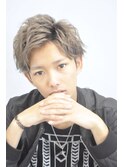 サイドパート・ツーブロック刈り上げくせ毛風ショートレイヤー