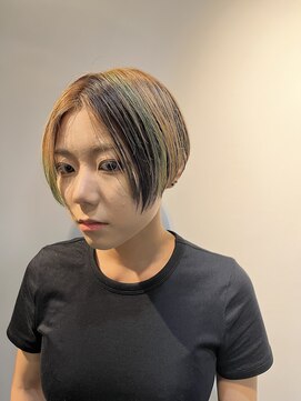 ビハインドザカーテン(BEHIND THE CURTAIN) セクションカラー×ブラウン×グリーン×ショート