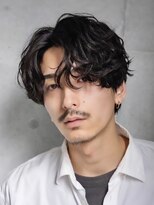 ラフな質感が◎スパイラルパーマ×センターパート