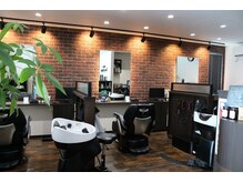 バーバー タイム オブ ディライト(Barber Time Of Delight)の雰囲気（広々とした待合）