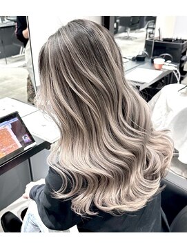 シエラ 堀江(CIERA.) 髪型 ミディアムウルフボブボブウルフハイライト