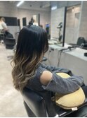 「暗髪からやわらかベージュへ、美しいグラデーション」