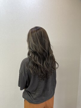 エミーバイモアムー(Emmie byMoremuu) 大人ハイライトカラー