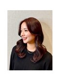 センターパートミディアムレイヤー×モーブカラー×小顔に見せる