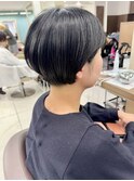黒髪でもオシャかわいい刈り上げショート