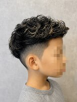 スター(STAR)&nbsp;キッズハイフェード×パーマ｜男の子ヘア