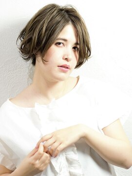 ヴォロンテ(volonte) ショート/グレージュカラー/前髪なしショート/30代