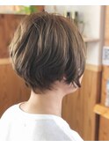 ターコイズグレージュ×前下がりカジュアルショート