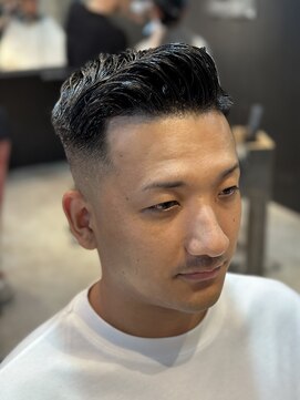 フランクスバーバー アンド ビアークラブ(FRANK'S BARBER and BEER CLUB) サイドパートポンパドールフェードカットバーバースタイル