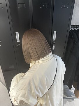 アンダーバーホワイト 京橋店(_WHITE) ミルクティーグレージュ×切りっぱなしボブ