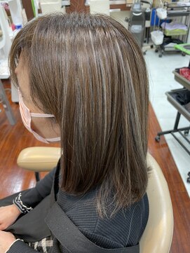 美容室ラディシュ 10代20代30代ハイライト前下がりショートグレージュボブ