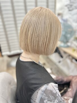 ラウラアンドロー(LAURA&RO) タッセルボブダブルブリーチホワイトベージュブロンドカラー