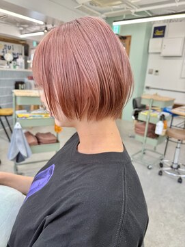 ヒビヲ 天神警固(HIBIO) ショートボブ切りっぱなしボブタッセルボブブリーチダブルカラー