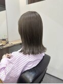 外ハネミディ×グレージュ