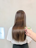 カラフェ(carafe)&nbsp;美髪矯正　ヘーゼルブラウンカラー　小顔　艶髪　ストレートヘア