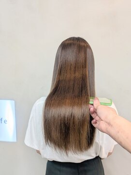 カラフェ(carafe) 美髪矯正　ヘーゼルブラウンカラー　小顔　艶髪　ストレートヘア
