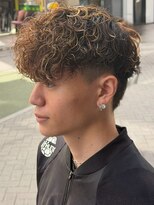 リット 天文館店(Lit.)&nbsp;スペインカール フェードカット 刈り上げ ベージュカラー 20代