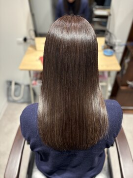 エスト(est) 60代/セミロング白髪ぼかしで美髪レイヤースタイル