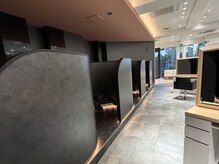 ロビー 青山(ROBBY)の雰囲気（半個室のシャンプー台は周りを気にせず心からリラックスできます）