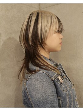 オーオシカシカスペース(OOO YY Space) ハッシュカット×ホワイトブロンドのデザインカラー
