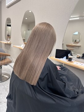 シカ 神戸三宮元町店(Cica) ミルクティーベージュ 三宮 ハイトーン ブリーチ グレージュ