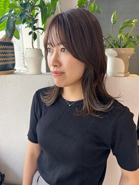 アム(amu) レイヤーミディアム/外はねミディアム/シースルーバング